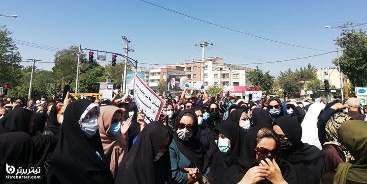 جمعی از مردم شهرکرد در اعتراض به ٩ روز قطعی آب در این شهر مقابل استانداری تجمع کردند. 