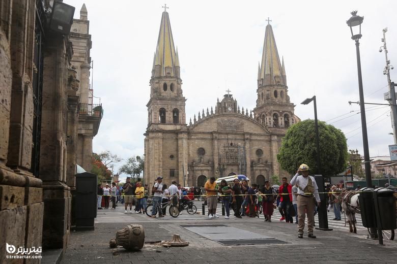 افتادن بنایی از ساختمان در زلزله مکزیک