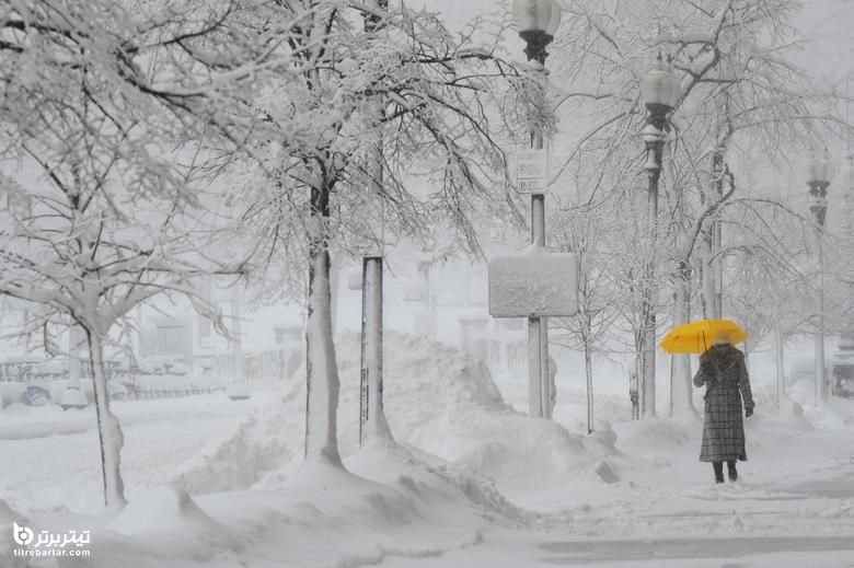 یک عابر پیاده در حال ریزش برف در بوستون ، ماساچوست/رویترز