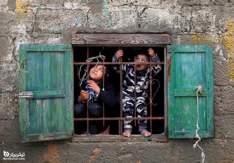 تماشای ریزش باران توسط کودکان فلسطینی در اردوگاه پناهجویان در نوار غزه 