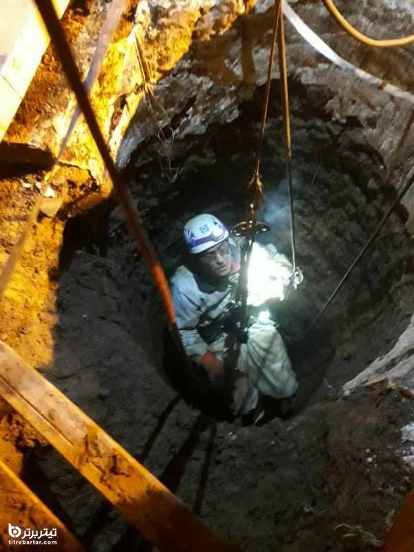 عملیات تیم هلال احمر برای خارج کردن اجساد مقتولان از داخل چاه