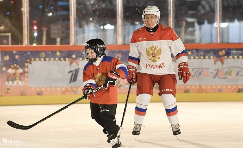 هاکی بازی کردن پوتین رئیس جمهور روسیه با یک کودک در میدان سرخ مسکور