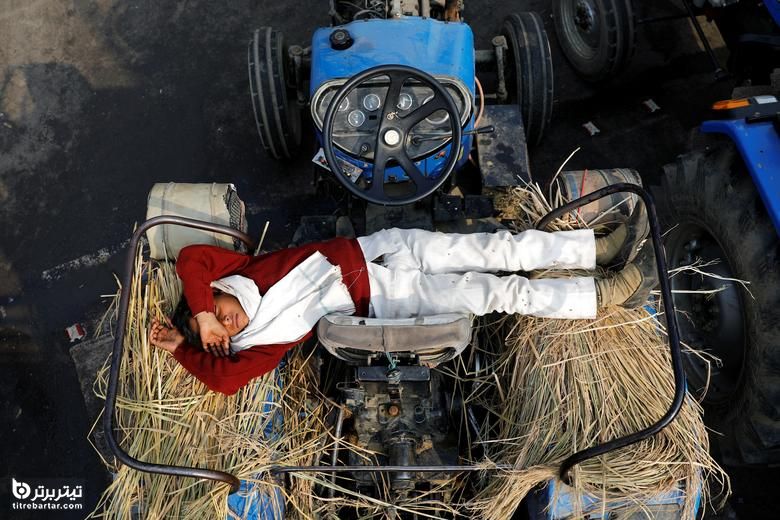 خواب اعتراض‌آمیز پسر یک کشاورز هندی روی تراکتور /رویترز