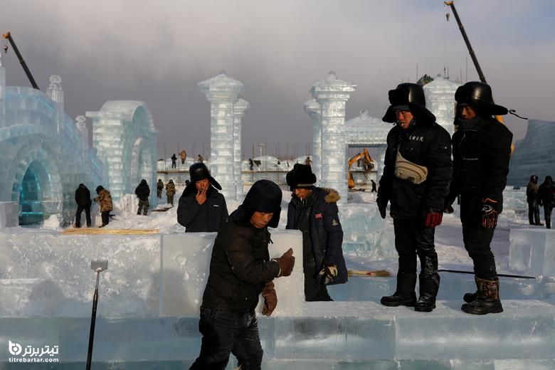سیگار کشیدن کارگران هنگام ساخت سازه های یخی جشنواره بین المللی یخ و برف هاربین چین 