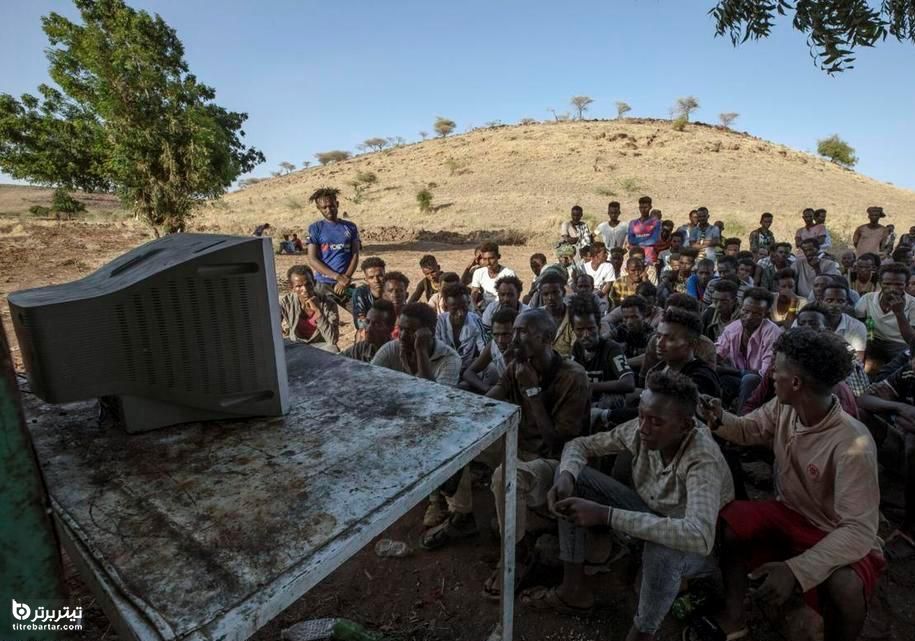 مردم اتیوپی در حال تماشای تلویزیون در اردوگاه پناهندگان 