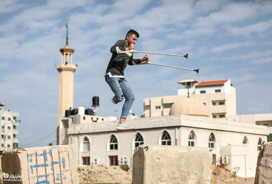 اجرای حرکات پارکور توسط جوان ۱۸ ساله فلسطینی با یک پای قطع شده