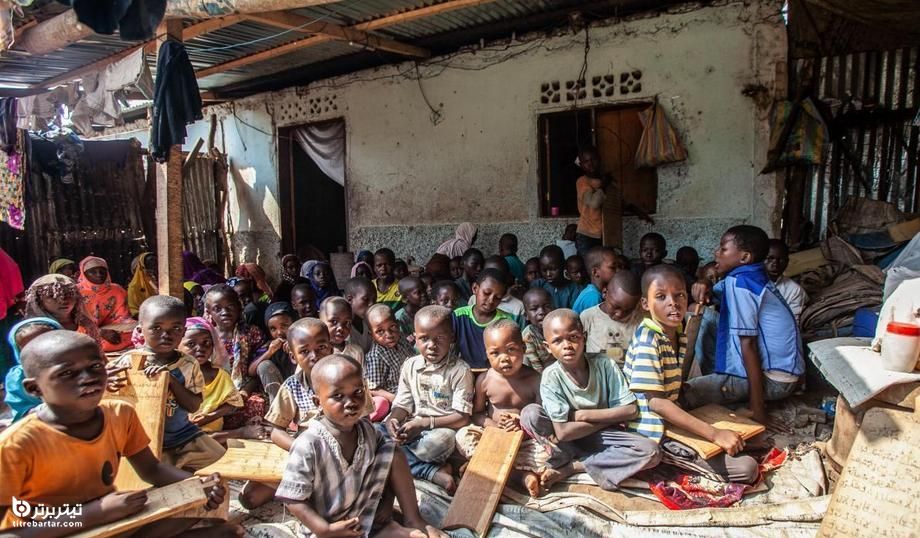 آموزش قرآن روی تخته های چوبی به کودکان آفریقای مرکزی