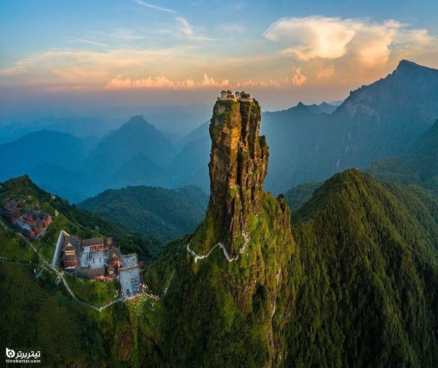  معبد دوقلو در کوه فانجینگ چین با بیش از ۸۸۰۰ پله روی یک صخره‌ای ۱۰۰ متری 