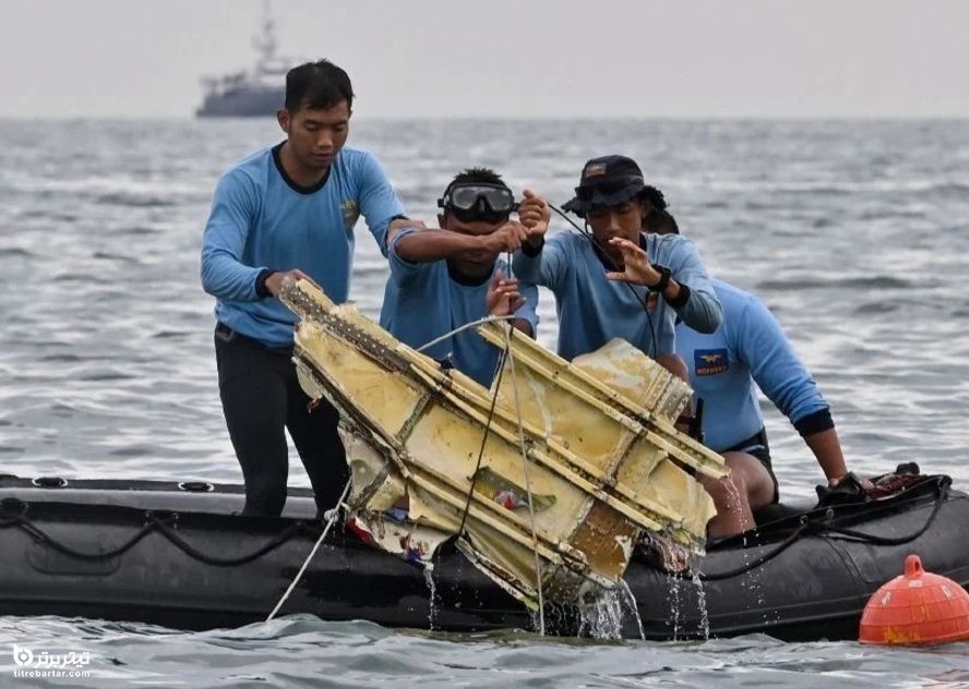 پیدا شدن قطعاتی از لاشه هواپیمای مسافربری اندونزی در دریا با فوت ۶۲ سرنشین