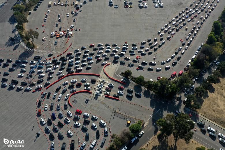 صف خودروها برای آزمایش کرونا ویروس در استادیوم داجر لس آنجلس