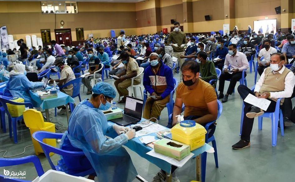 صف کشیدن اماراتی‌ها برای دریافت واکسن رایگان کرونا 