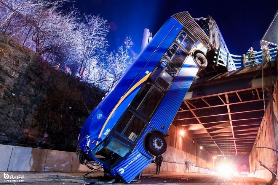  معلق شدن اتوبوسی از ارتفاع ۱۵ متری پل روگذر  در نیویورک