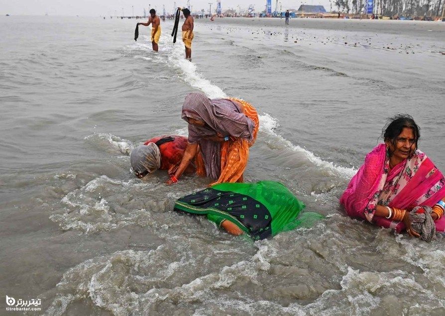 حمام دسته جمعی هندی‌ها برای پاک کردن گناهان در ساحل معروف رودخانه گنگ 