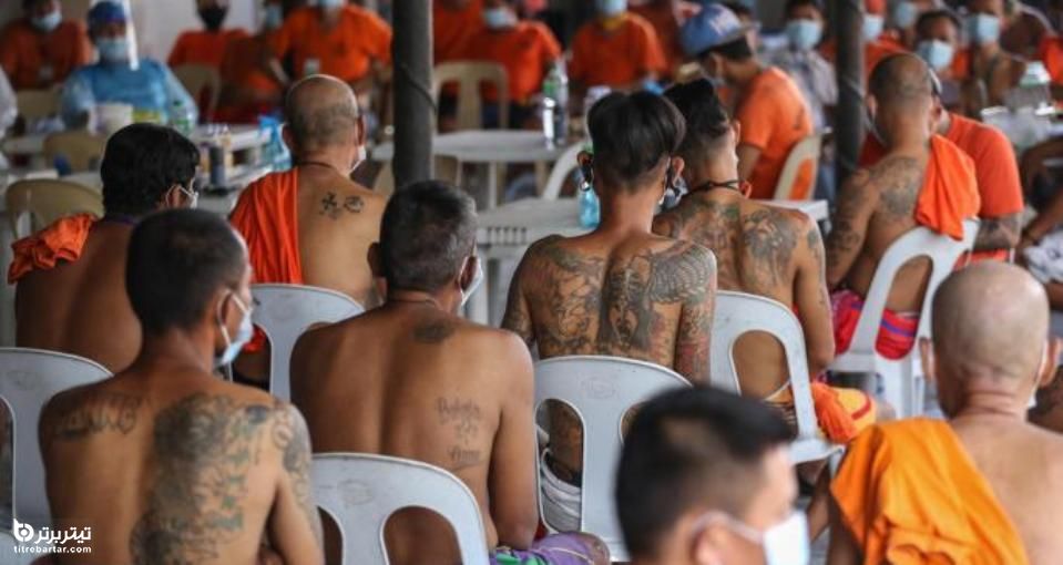 صف زندانی ها برای پاک کردن خالکوبی روی بدن در فیلیپین