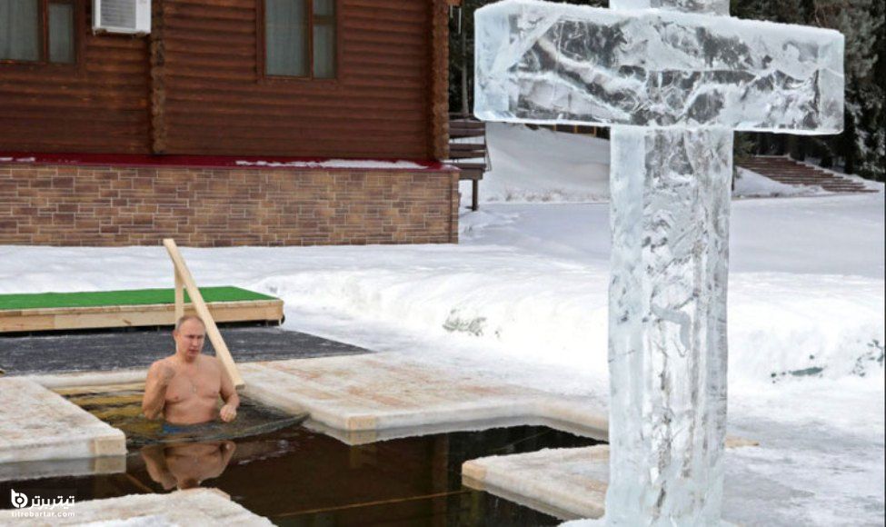 انجام مراسم غسل تعمید در آب یخ توسط پوتین، رئیس جمهور روسیه برای جشن خاج‌شویان