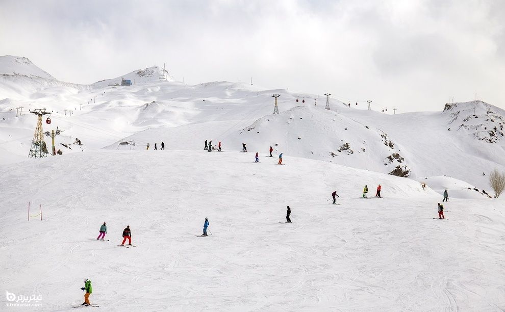 ورزشکاران در پیست اسکی دیزین تهران