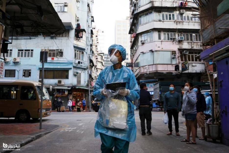 قدم زنی یک پزشک با لباس محافظ در هنگ کنگ برای آزمایش اجباری ویروس کرونا