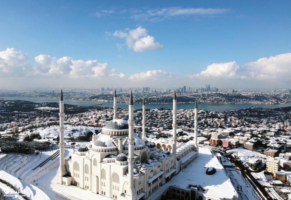 سفید شدن مسجد جامع کاملیکا پس از بارش برف در استانبول 