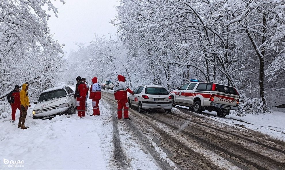 امدادرسانی به در راه ماندگان محور گردگان به شاهرود در پی بارش برف شدید
