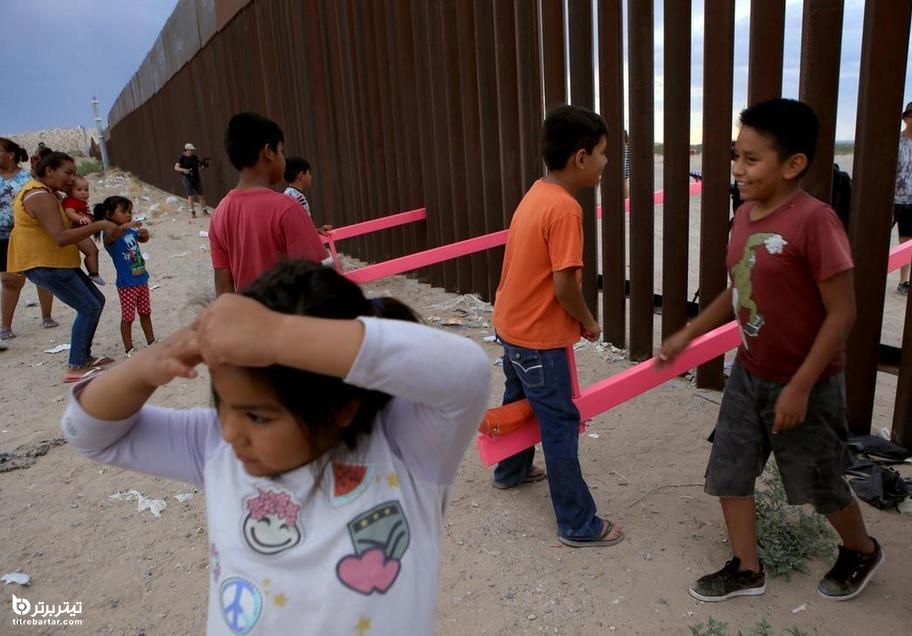 اهدای بهترین جایزه طراحی سال ۲۰۲۰ به الاکلنگ‌های صورتی نصب شده بین دیوار مرزی آمریکا و مکزیک