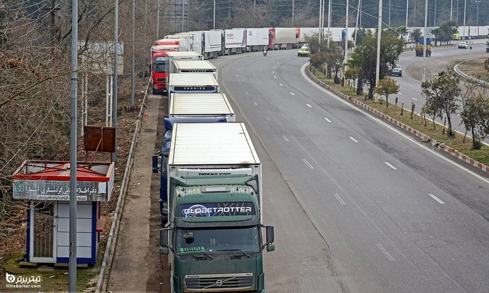 صف طولانی کامیون های ترانزیتی خارجی گذرگاه بین المللی آستارا در استان گیلان