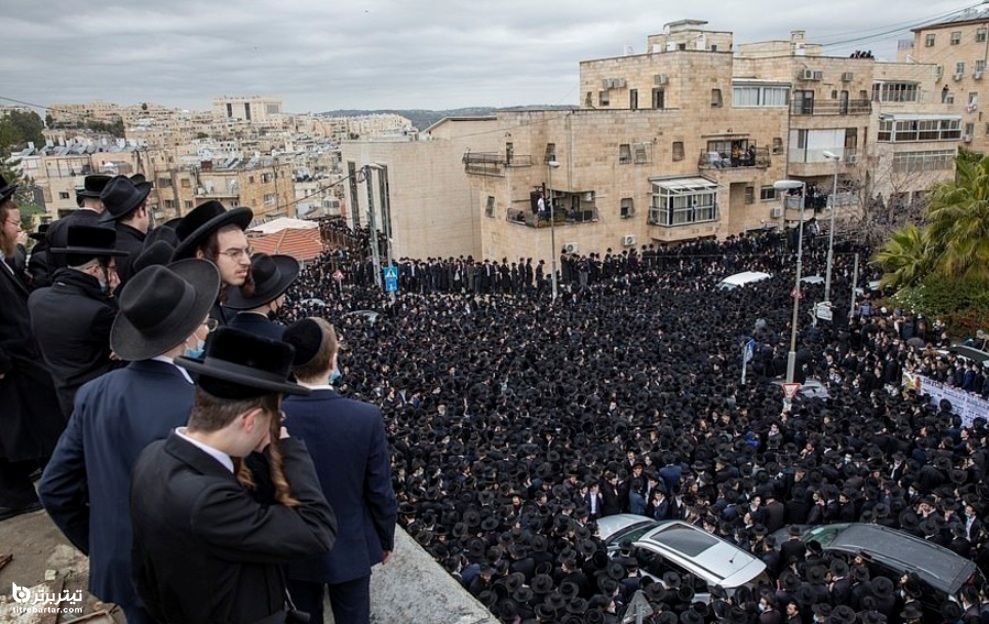 مراسم تشییع جنازه یک خاخام برجسته اسرائیلی با حضور هزاران یهودی در ایام کرونا