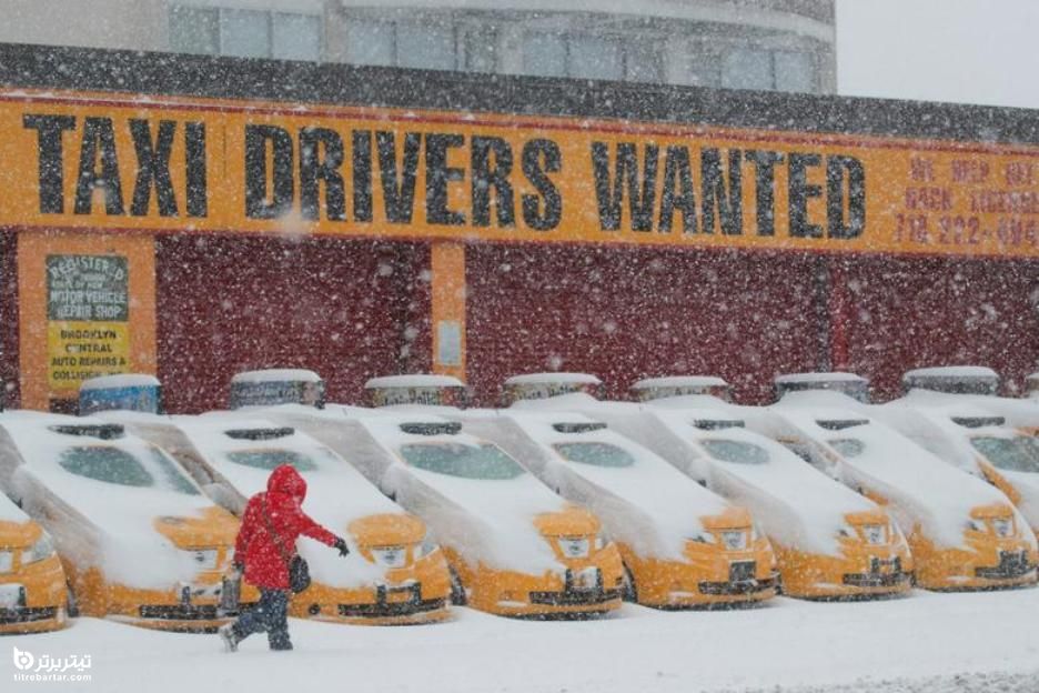تاکسی های پوشیده از برف در هنگام طوفان برفی نیویورک 