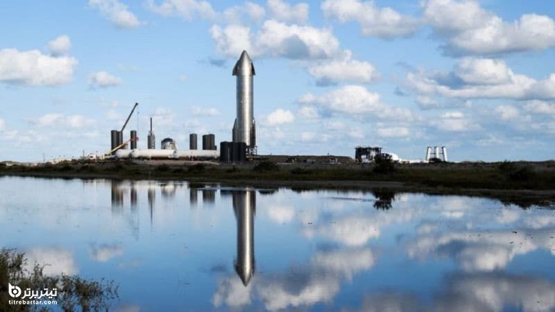 موشک ستاره‌پیمای اسپیس‌ایکس برای پرتاب آزمایشی در تاسیسات این شرکت واقع در دهکده بوکا چیکای ایالت تگزاس آماده می‌شود