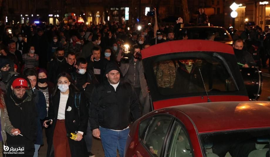 تجمع شبانه مردم گرجستان در اعتراض به وضع مقررات منع رفت آمد و شبانه و محدودیت‌های کرونایی