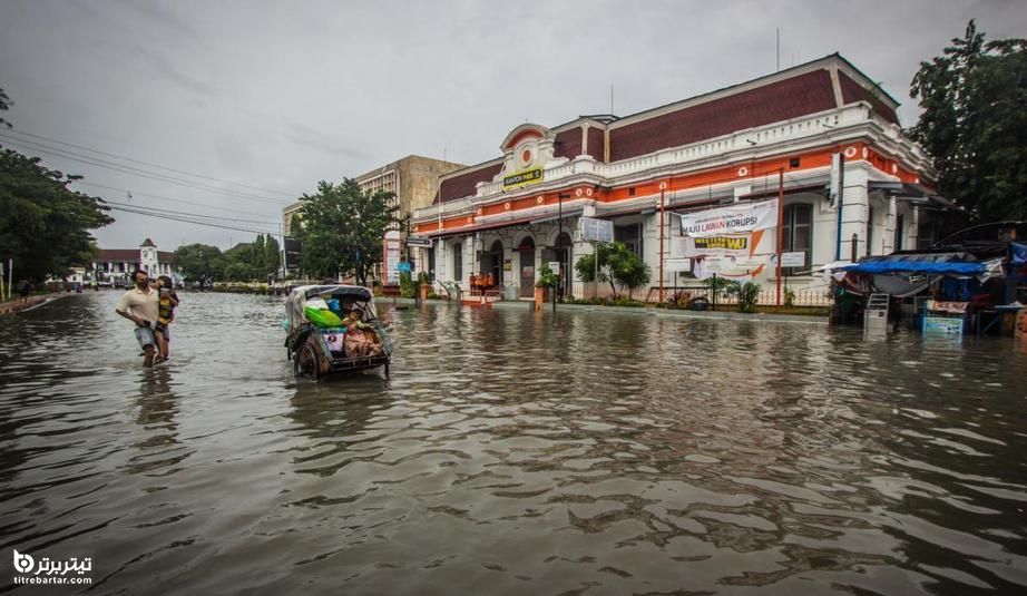 بارش شدید باران سبب جاری شدن سیل و آبگرفتی خانه‌ها در جاکارتا پایتخت اندونزی 