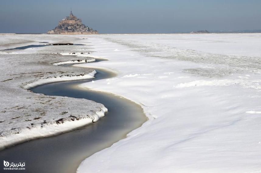 نمایی از خلیج مونت سن میشل پوشیده از برف در منطقه غربی نورماندی فرانسه 