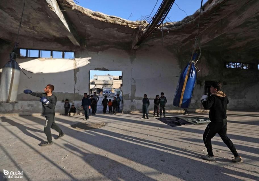 تمرین بوکس جوانان سوری در ساختمان‌های آسیب دیده از جنگ در شهر حلب