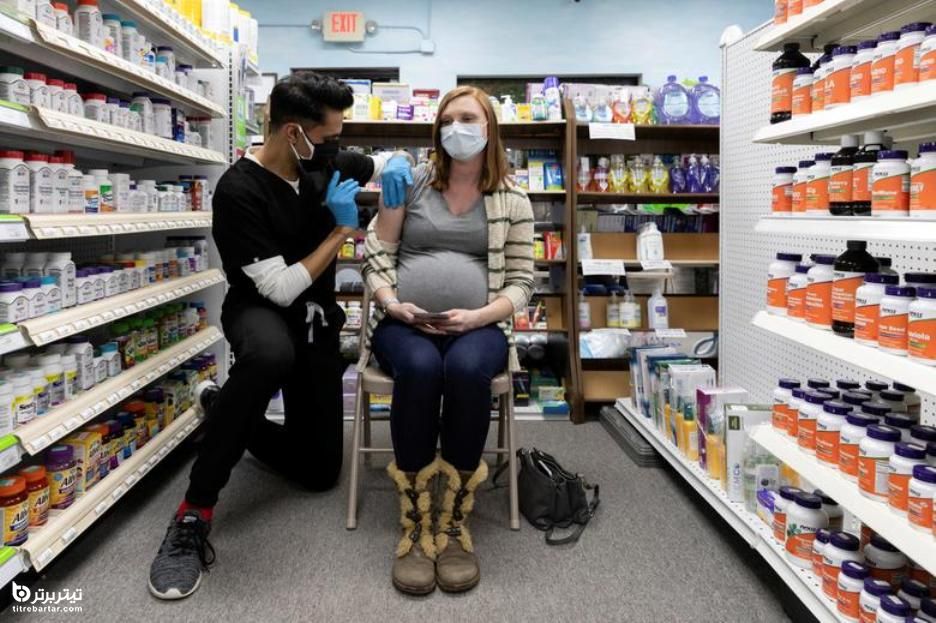لحظه تزریق واکسن فایزر به زن باردار 35 هفته در داروخانه اسکیپک در پنسیلوانیا