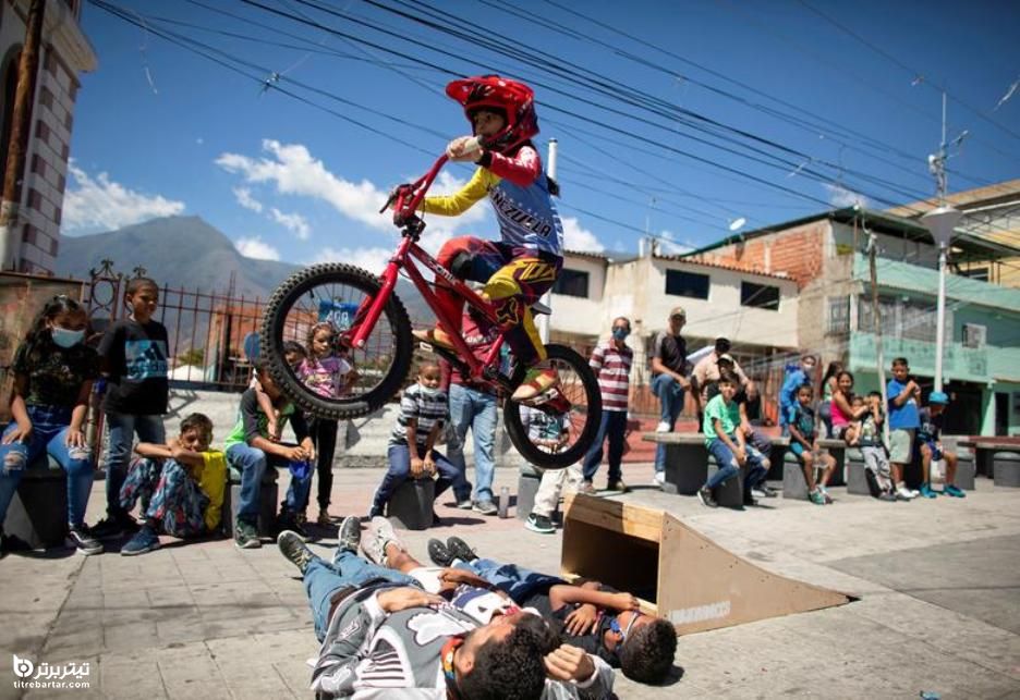 اجرای برنامه نمایشی با دوچرخه توسط پسر 8 ساله در ونزوئلا 