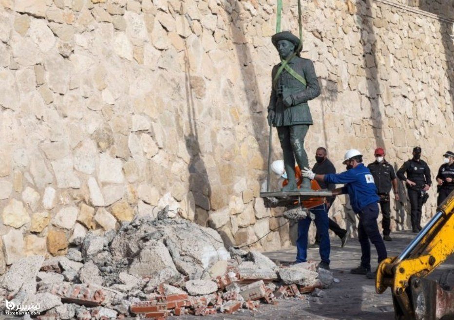 برچیده شدن مجسمه فرانسیسکو فرانکو دیکتاتور سابق اسپانیا از ورود‌ی منطقه خودمختار ملیله