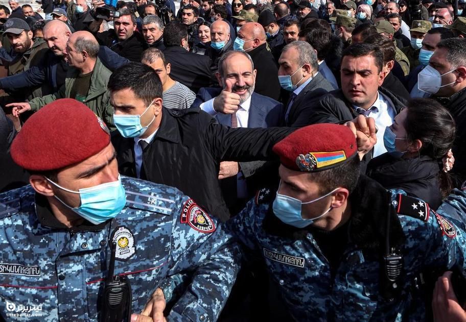 حضور نیکول پاشینیان نخست وزیر ارمنستان در بین تظاهرکنندگان ایروان 