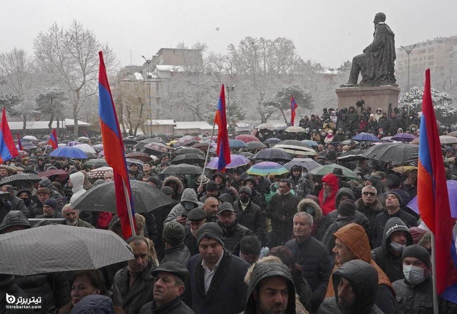 راهپیمایی اعتراض‌ آمیز مردم ارمنستان علیه دولت زیر برف
