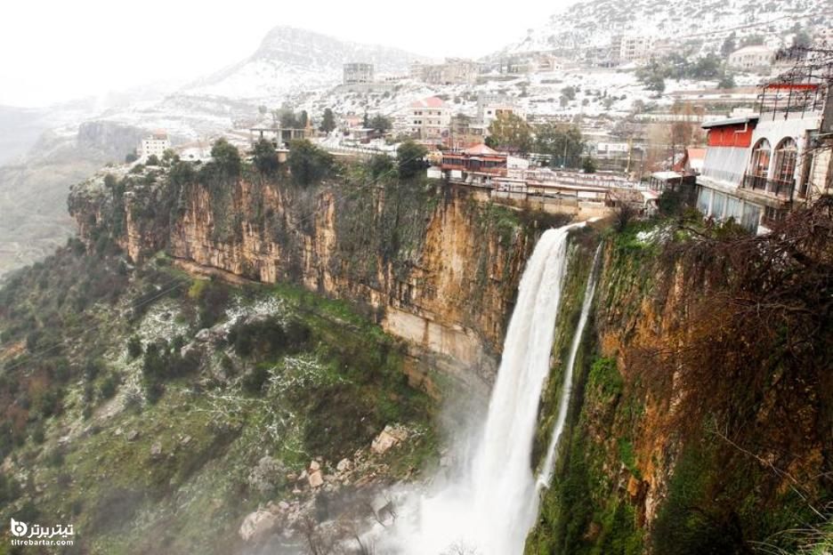 عبور یک آبشار از شهر پوشیده از برف Jezzine ، جنوب لبنان