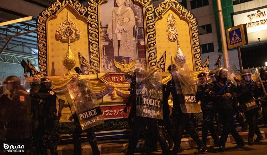 درگیری پلیس تایلند با معترضان در مقابل یک پایگاه نظامی در بانکوک 