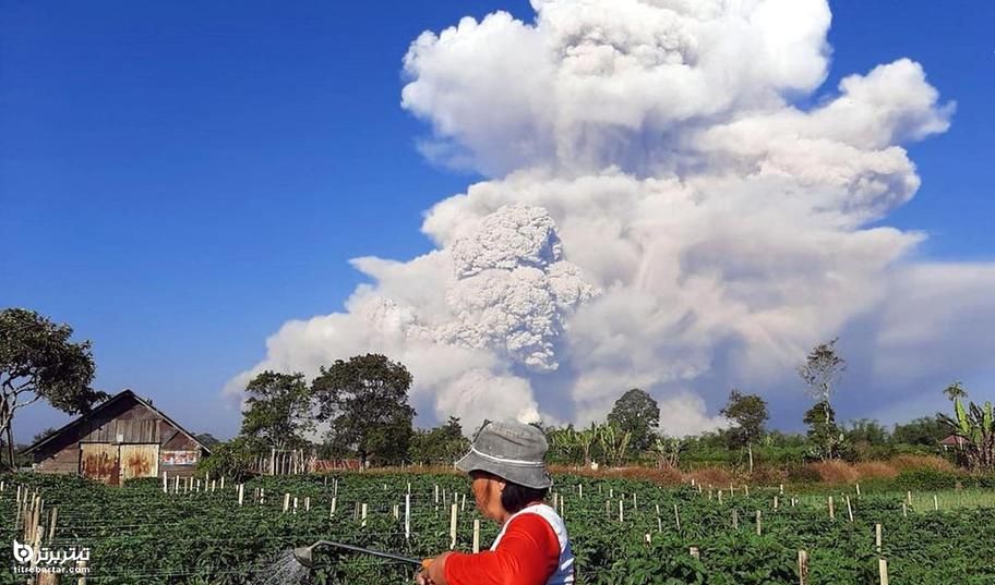 خاکستر و دود کوه آتشفشان سینابونگ در اندونزی