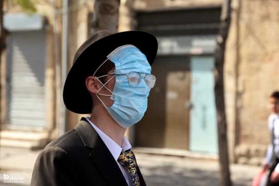  مردی با سه ماسک هنگام جشن پوریم در میان محدودیت های ویروس کرونا در اورشلیم