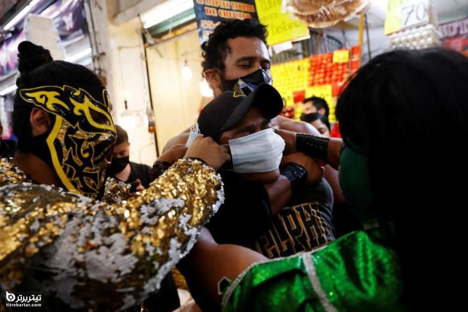 تشویق مردم به ماسک زدن توسط کشتی گیران معروف مکزیکی