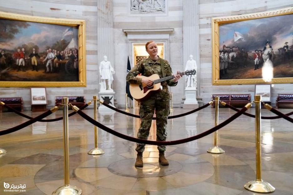 آوازخوانی همراه با نواختن گیتار توسط گروهبان عضو گارد ملی میشیگان
