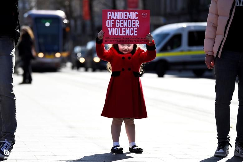 اعتراض دختر 4 ساله ایرلندی به آدم ربایی و قتل سارا اورارد توسط پلیس انگلیس