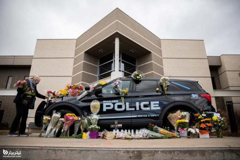 اهدای گل به ماشین افسر پلیس کشته شده در جریان تیراندازی دسته جمعی در فروشگاه مواد غذایی کینگ سوپرز