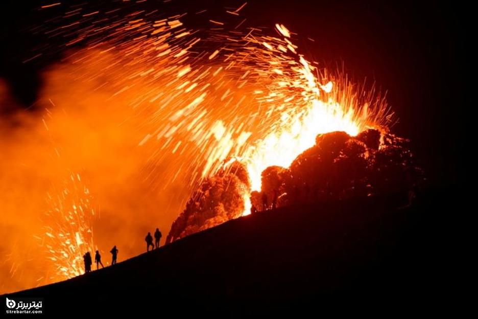 تماشای چشمه های نادر گدازه یک آتشفشان در شبه جزیره ریکیانس ایسلند
