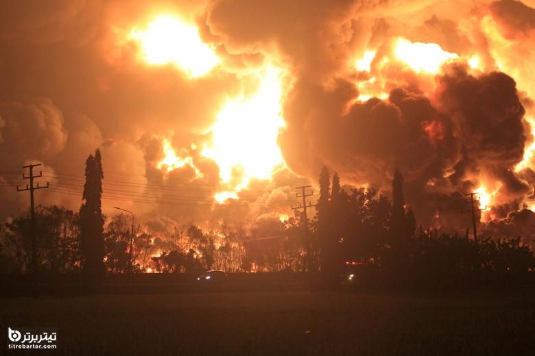 انتشار دود بلند در پی آتش سوزی در پالایشگاه نفت پرتامینا در اندونزی