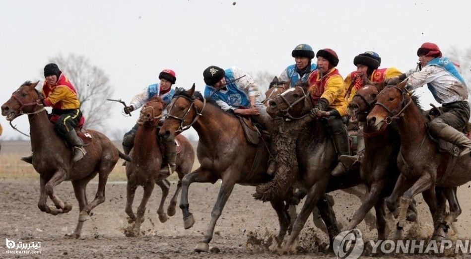 رقابت اسب سواران قرقیز در مسابقات ورزشی سنتی گرگ خاکستری یا بزکشی برای گرفتن جسد یک بز