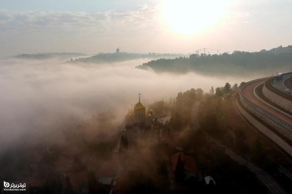 مه صبحگاهی بر روی کلیسای جامع مقدسین روسیه 