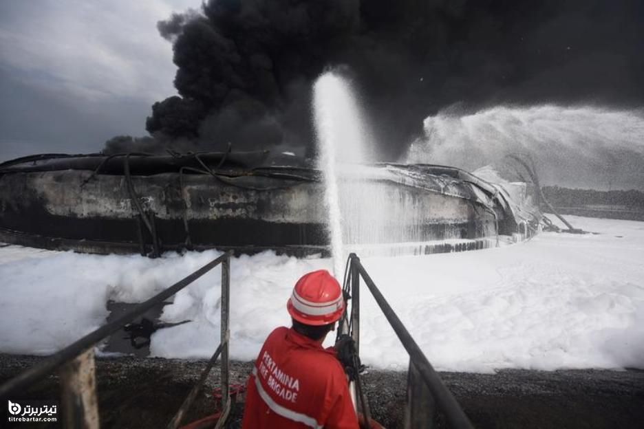 تلاش آتش نشانان برای خاموش کردن آتش پالایشگاه نفت اندونزی